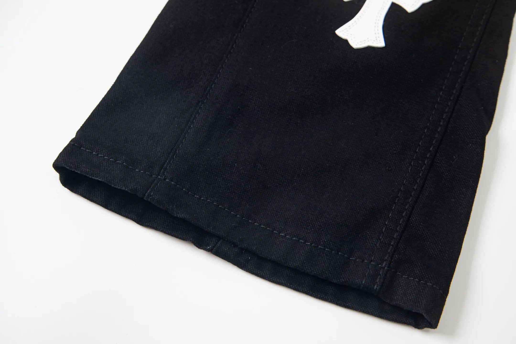 P260 Chrome Hearts co-branded Carhartt zipper leather jeans, priced at 16W+, patchwork cross pattern embellishment, high-waisted washed jeans! ! Absolutely high-end luxury products, 8W+ level god-level single products, super popular products, made with top heavy industry, a magic weapon that cannot be missed. About Kroxin This is an extremely luxurious fashion brand, which can also be called the nobles of the high street. It has always been an exclusive brand for some hipsters or the rich second generation. Compared with ordinary high streets, it is more luxurious and noble. Compared with luxury brands, it has a more fashionable personality and has always been a brand that I have a special liking for. Style number: 1772# Size: 28 30 32 34 36